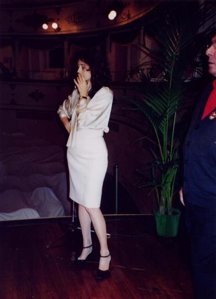 Silvia Vacchi sul palco medita